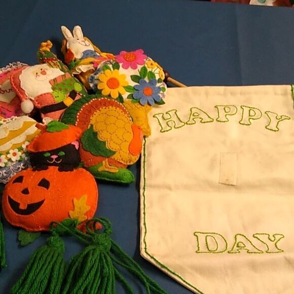 Holiday Calendar Handmade Embroidered Felt/Stuffed Holiday Wall Hanging - Picture 1 of 9